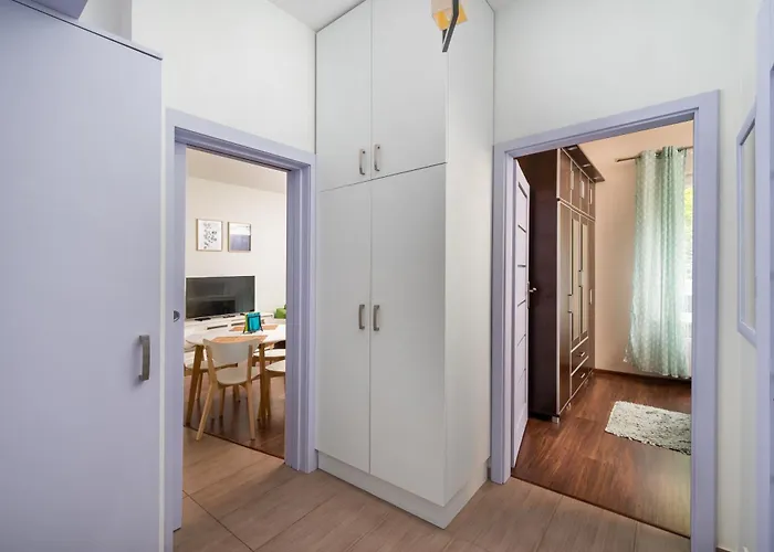 아파트 Aleja Krakowska Homely By Bookinghost *